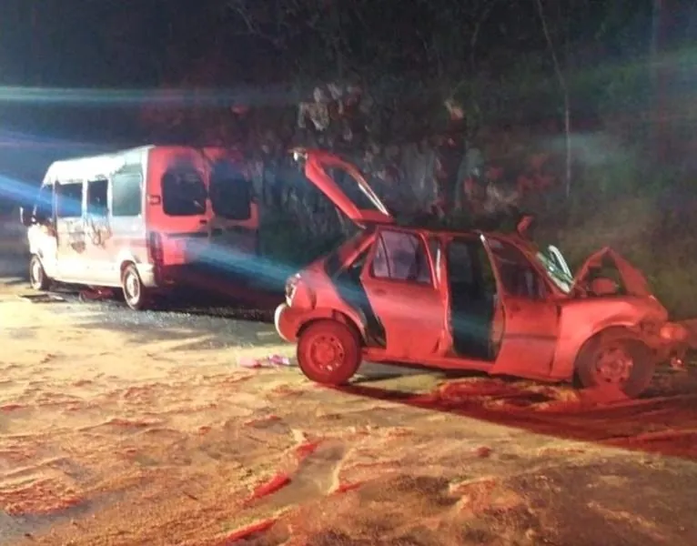 Homem morre em  acidente entre carro e van na BR-282