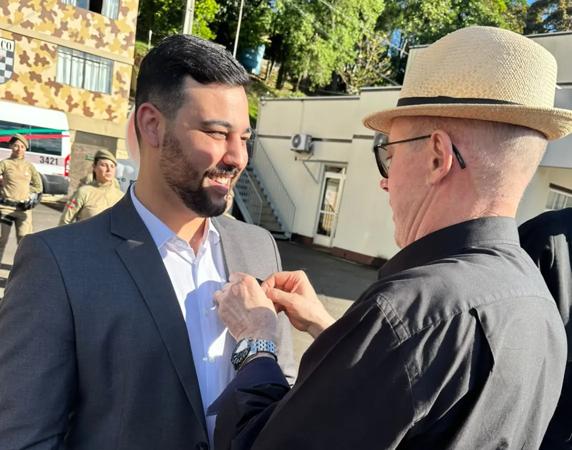 Vereador de Joaçaba recebe medalha da Polícia Militar por ações em prol da segurança pública