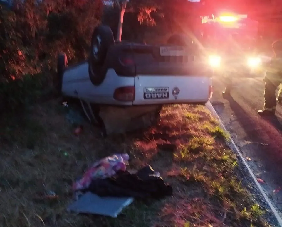 Carro capota na SC-453, em Ibicaré