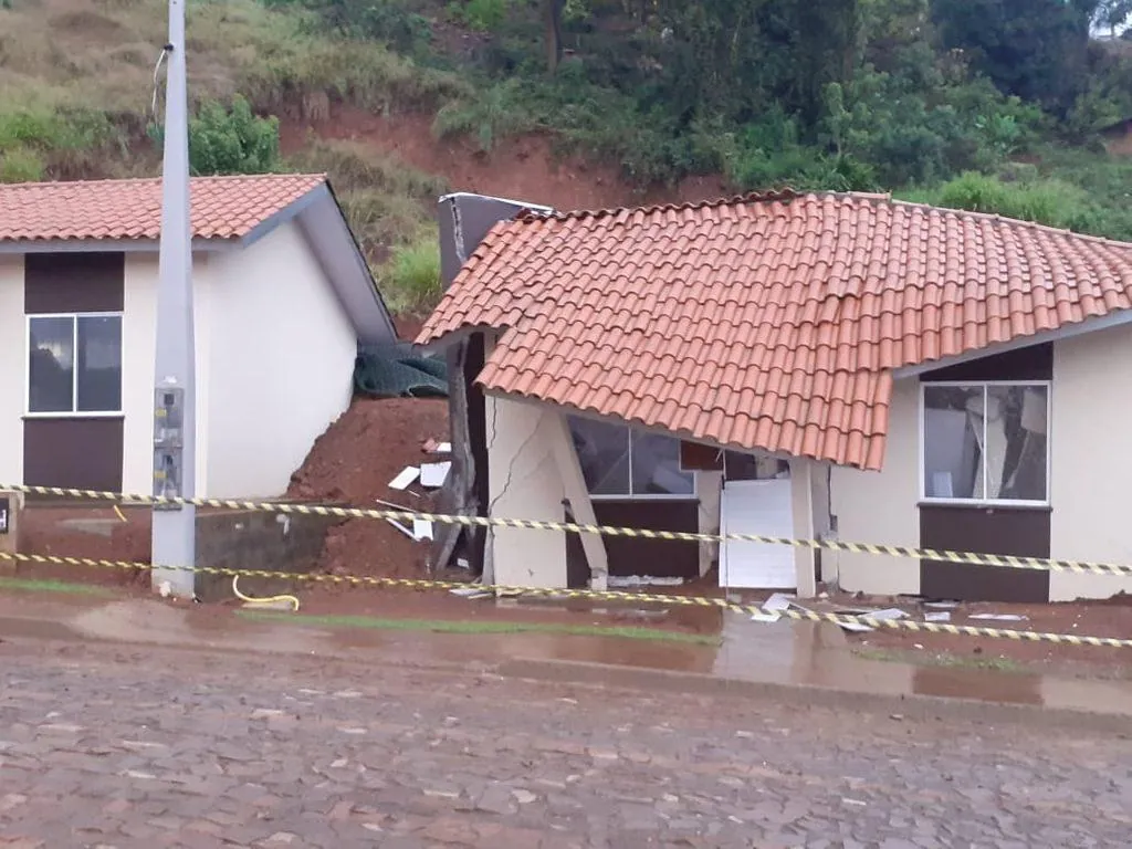 Deslizamento destrói casa em Videira