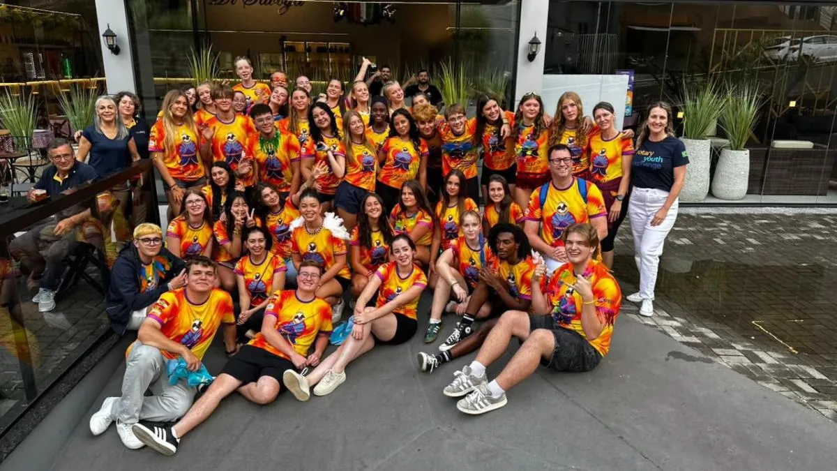 Cultura e Integração: Intercambistas do Rotary de 15 países desfilaram pela Unidos do Herval no Carnaval de Joaçaba