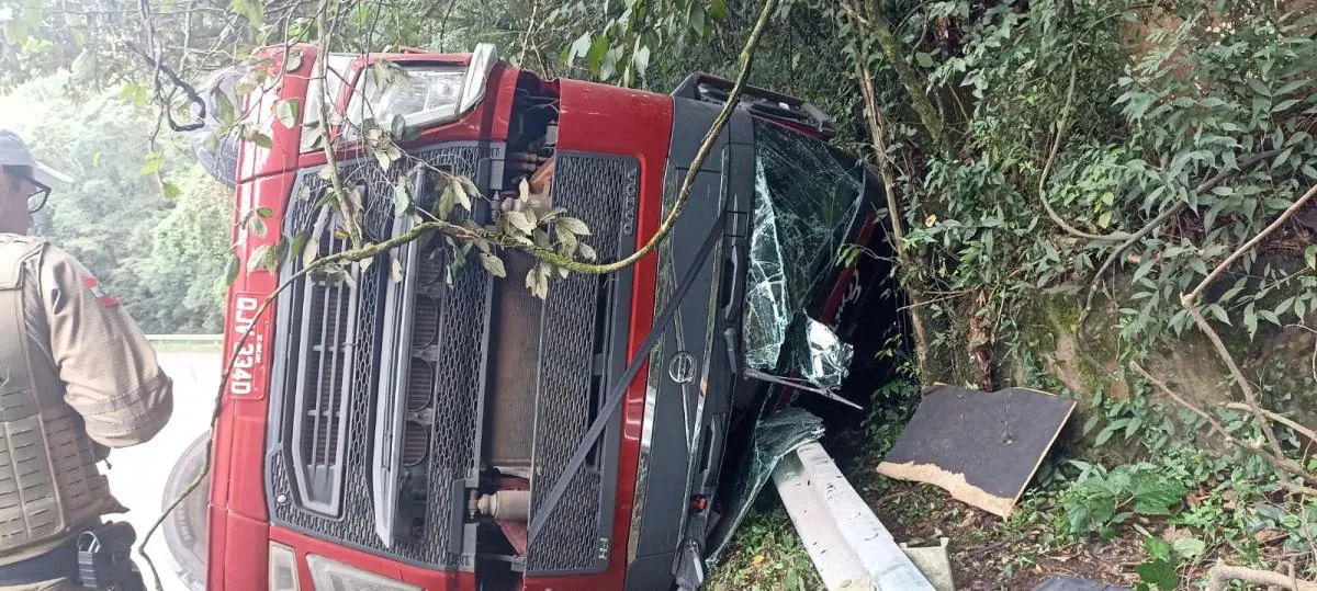 Saída de pista deixa caminhoneiro ferido em Luzerna