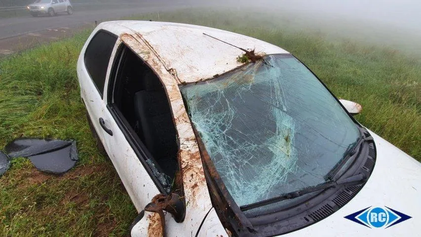 Veículo sai da pista e capota na SC-150, em Lacerdópolis