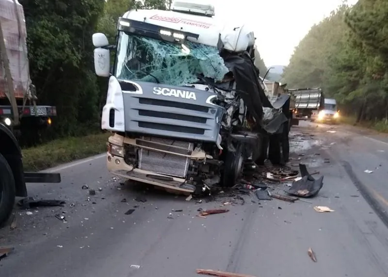 Colisão entre caminhões mata motorista na BR-470