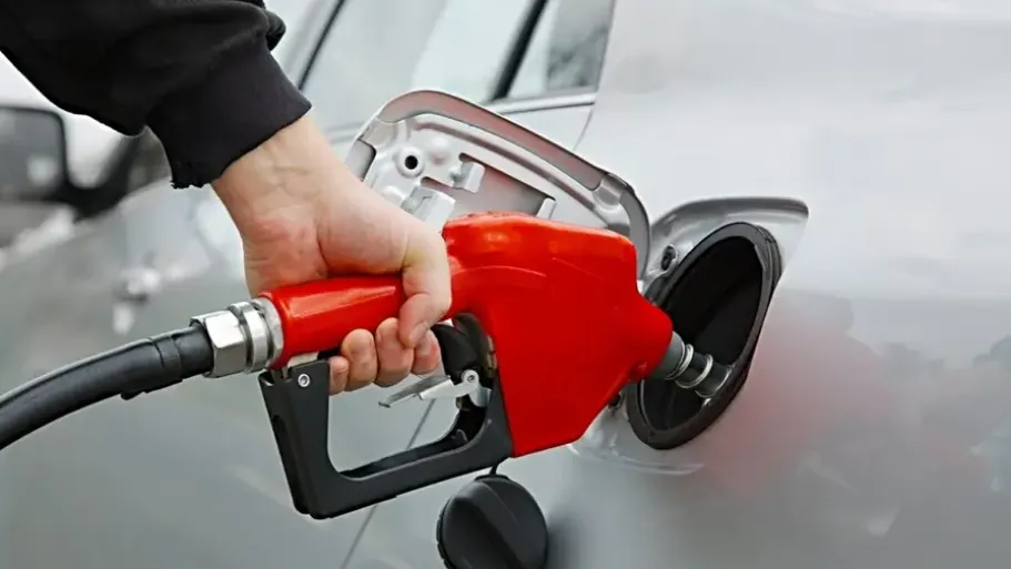 Petrobras anuncia alta de 7,5% no preço da gasolina a partir de quarta-feira(25)
