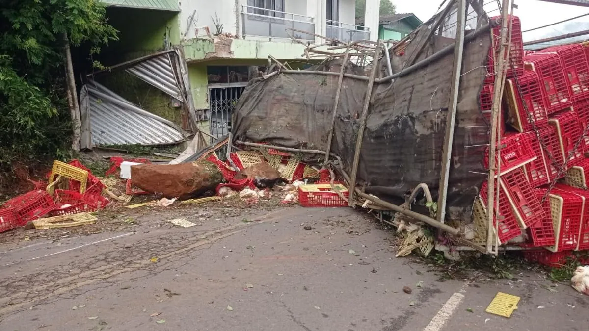 Urgente: caminhão desgovernado tomba sobre veículo ocupado por casal, em Herval d’Oeste