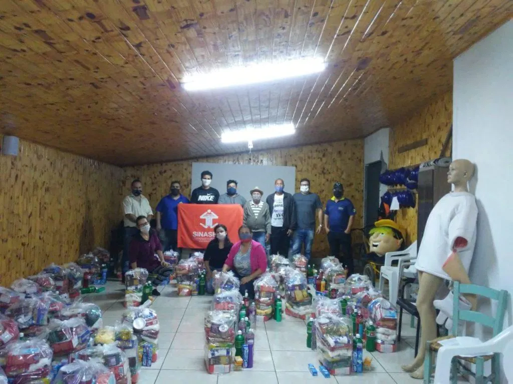 Famílias de Herval d’ Oeste recebem cestas básicas arrecadadas pelo SINASEFE, União das Associações de Moradores e Siticom