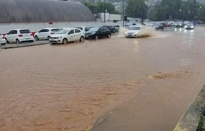 Dia virou noite, e temporal transformou ruas em rios em Herval d’Oeste