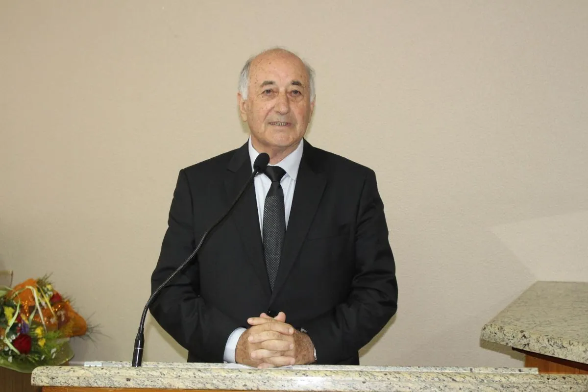 Prefeito empossado Américo Lorini