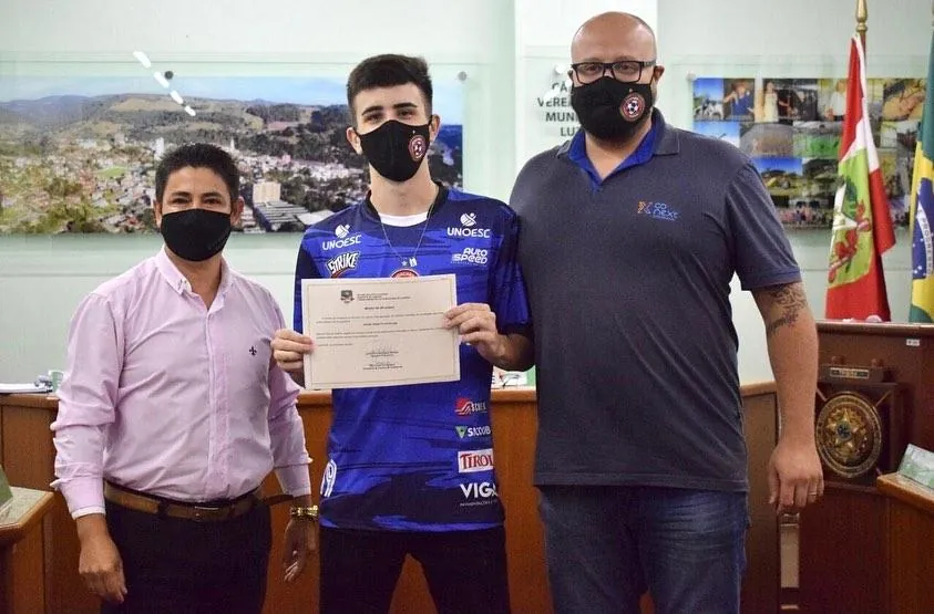 Atleta do Joaçaba Futsal é homenageado pela Câmara de Vereadores de Luzerna