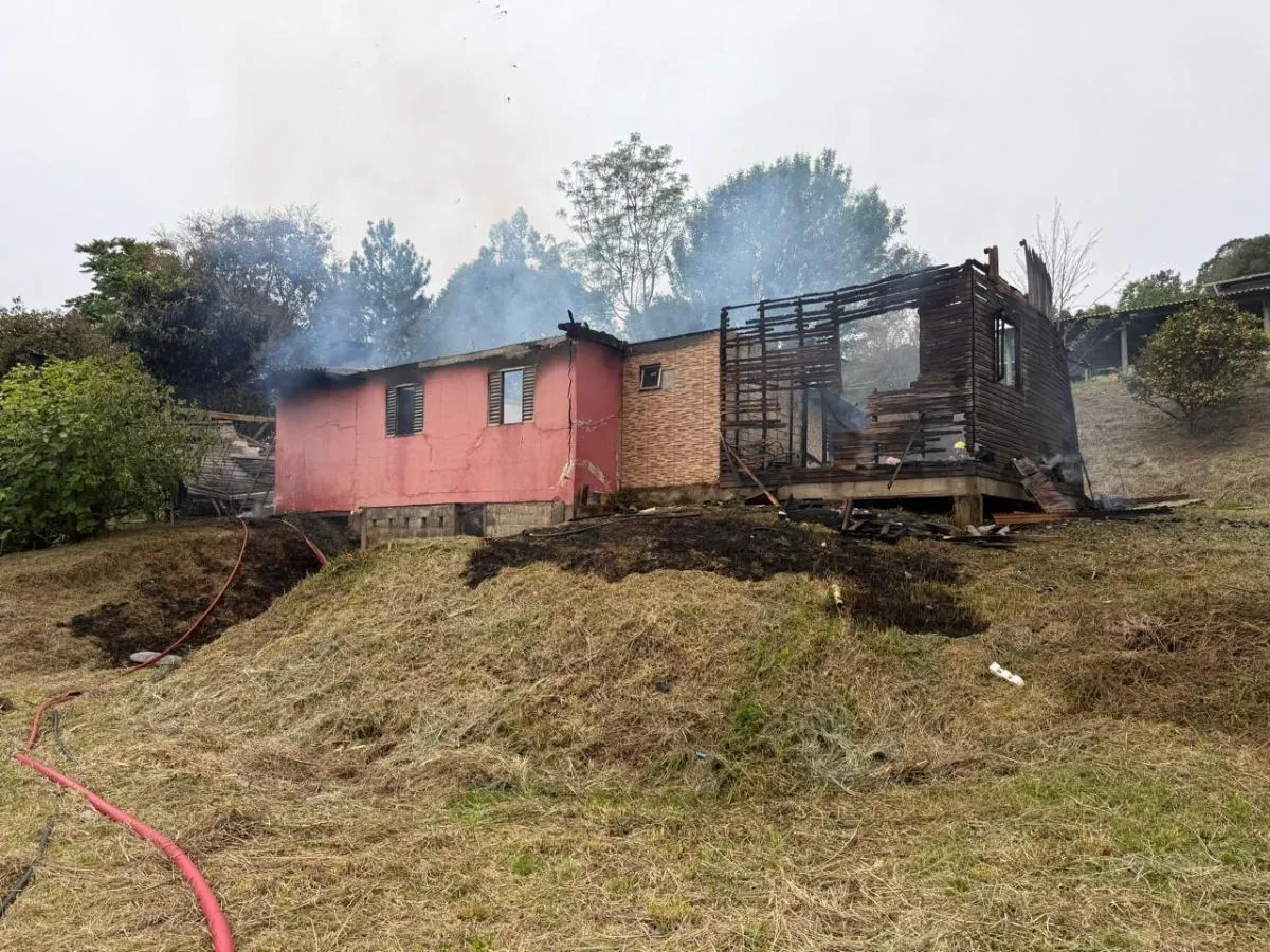Incêndio de grandes proporções destrói casa às margens da SC-355, em Água Doce