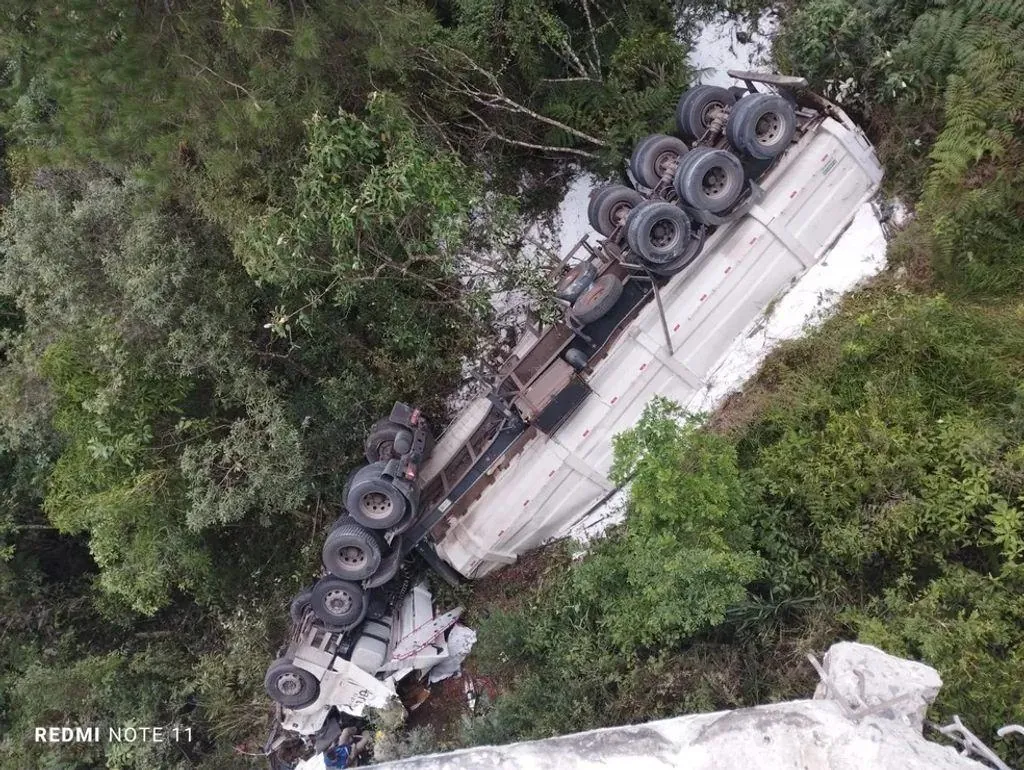 Casal que ocupava carreta com placas de Luzerna morre após veículo cair de ponte no Paraná