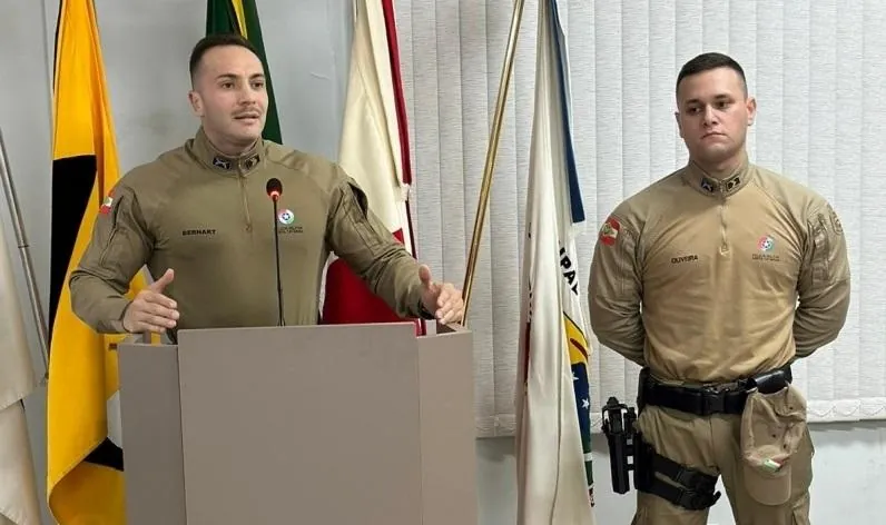 Policiais Militares recebem homenagem por salvar mulher que foi esfaqueada pelo companheiro em Herval d’Oeste