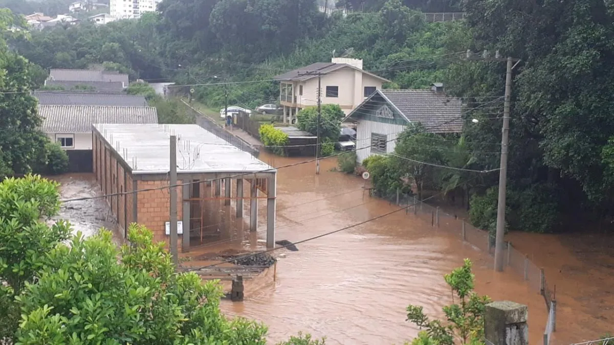 Rio Limeira transborda em Luzerna