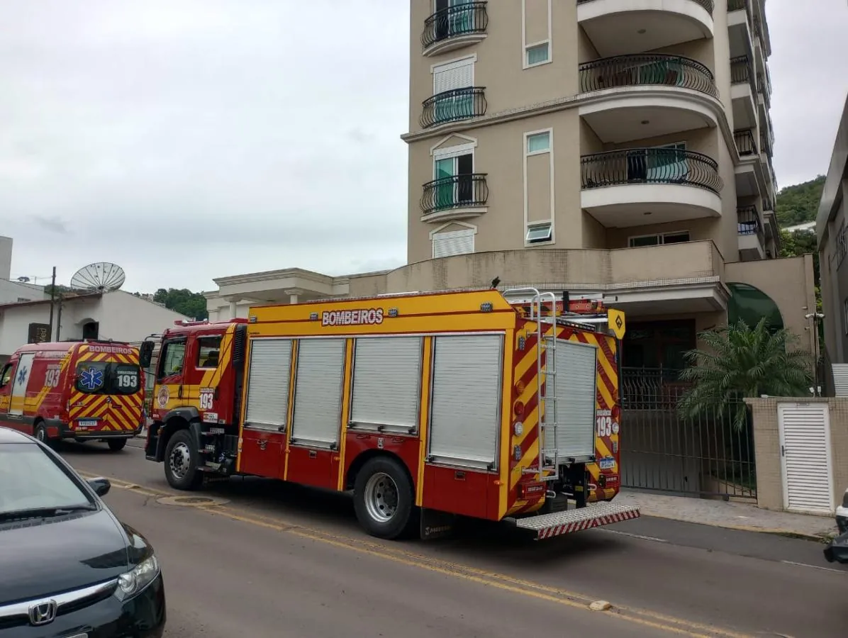 Princípio de incêndio atinge apartamento e mobiliza bombeiros em Joaçaba