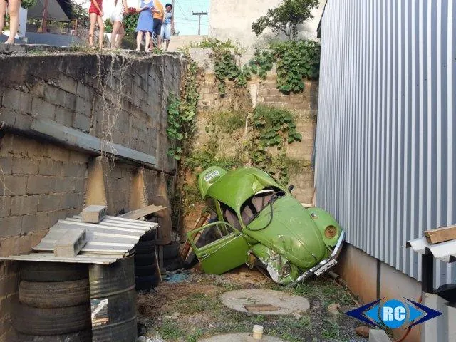 Veículo capota e motorista é encaminhado ao Hospital
