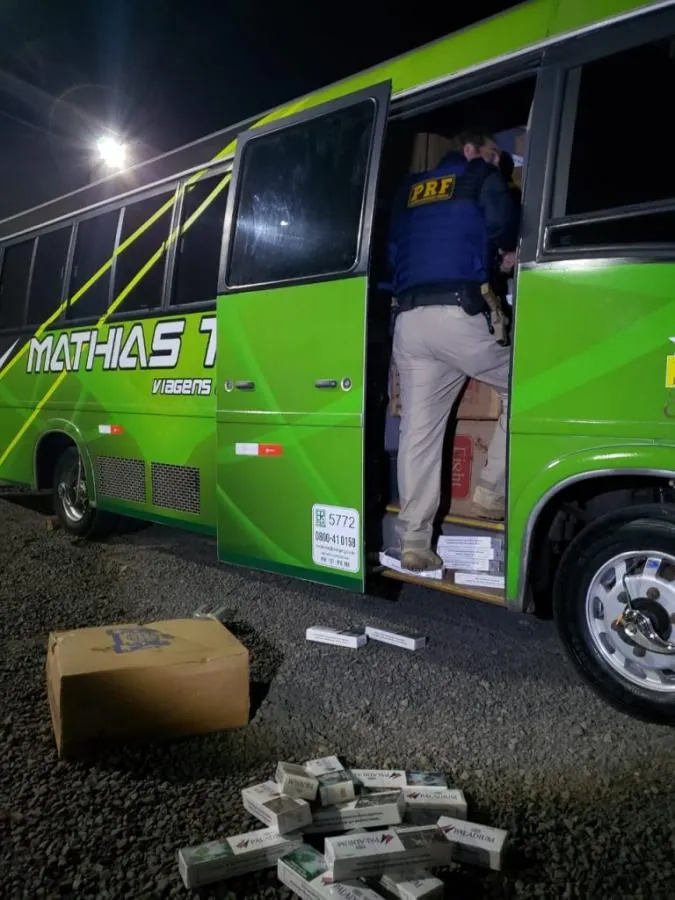 PRF apreende 250 mil maços de cigarros dentro de um ônibus em Erval Velho