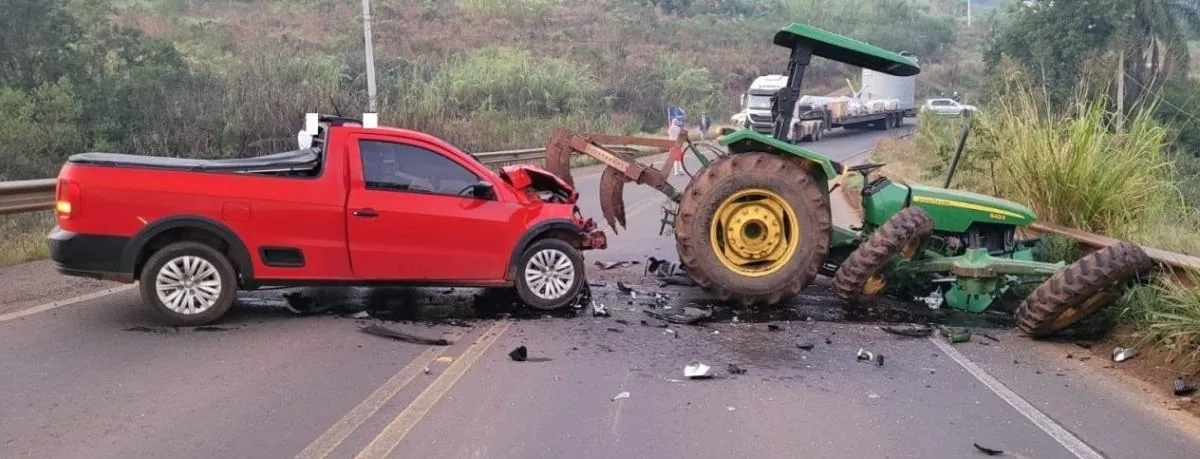 Saveiro colide contra trator em Capinzal
