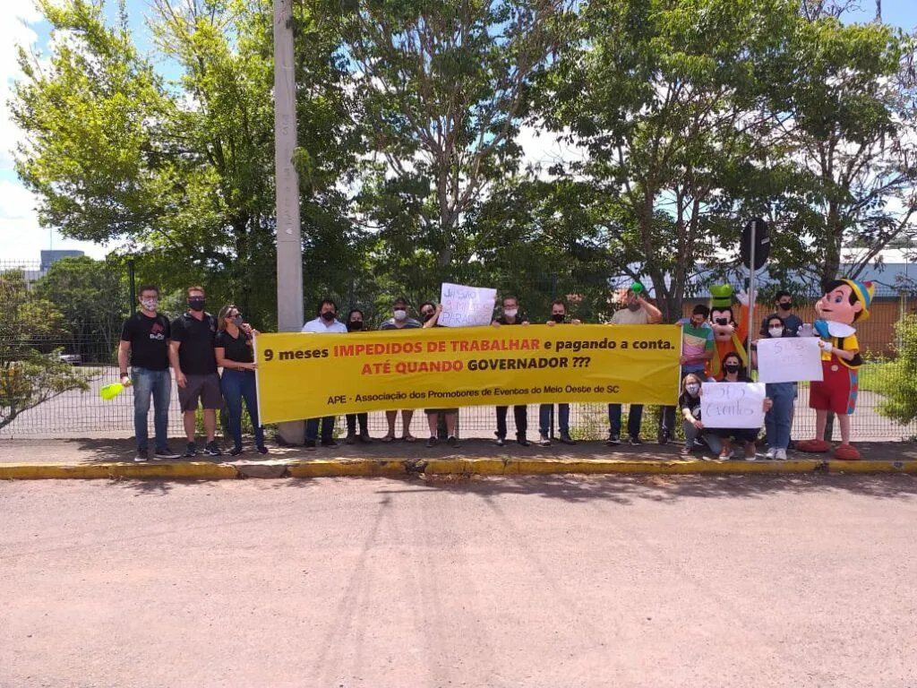 Promotores de eventos protestam em Joaçaba