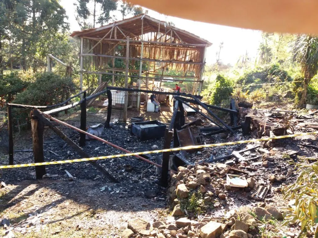 Casa pega fogo e homem morre carbonizado no interior de Herval d’Oeste