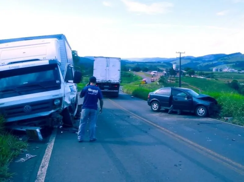 Colisão frontal em Água Doce deixa motorista ferido