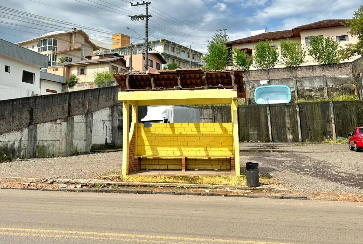 Vereador Emerson Martini pede revitalização urgente de ponto de ônibus na Santos Dumont