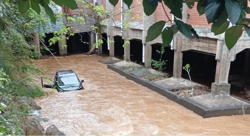 Motorista perde o controle e veículo cai no Rio do Tigre em Joaçaba