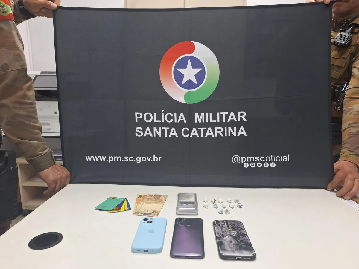 POLÍCIA MILITAR PRENDE DOIS HOMENS POR TRÁFICO DE DROGAS EM HERVAL D’OESTE