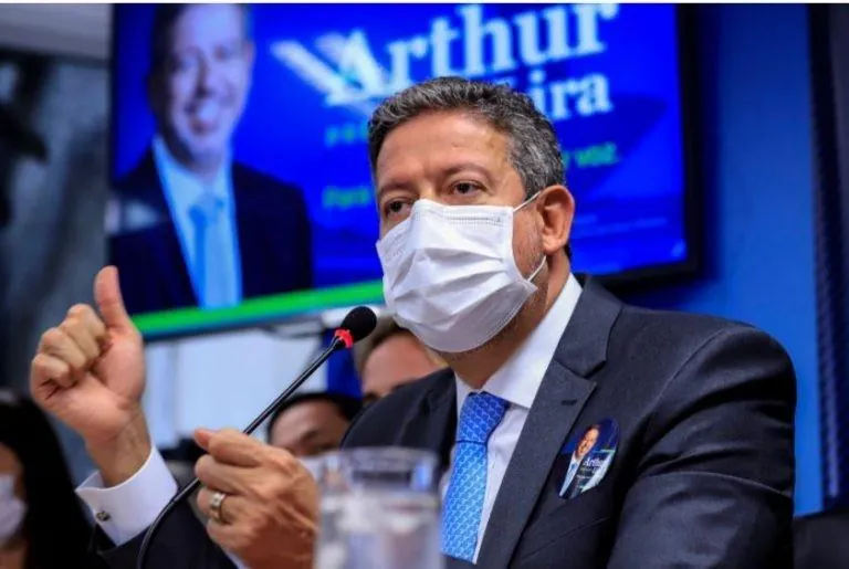Arthur Lira é eleito presidente da Câmara em 1º turno