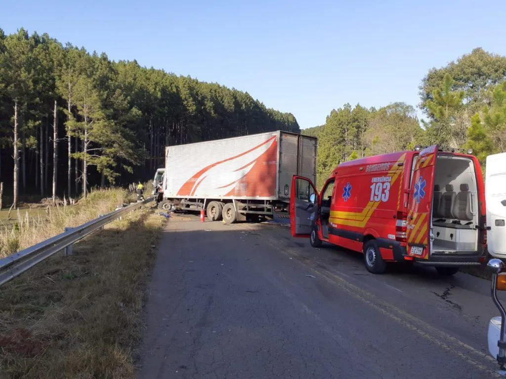 Acidente entre três caminhões deixa uma pessoa ferida na SC-120