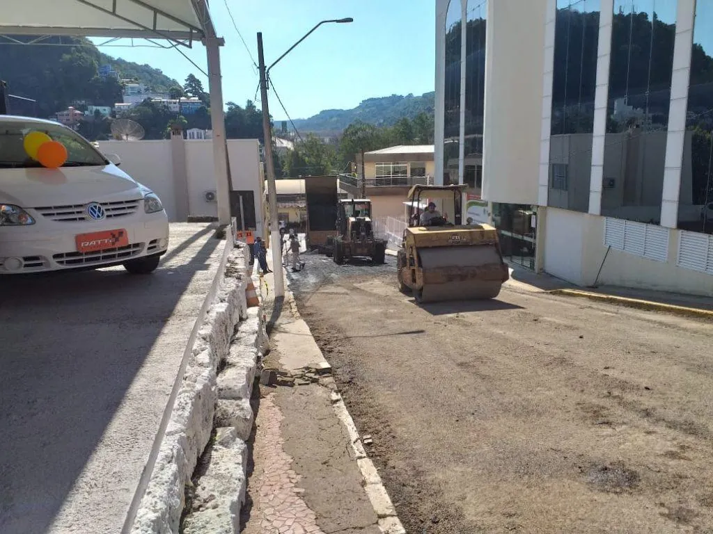 Rua Vitor Polati recebendo camada asfáltica