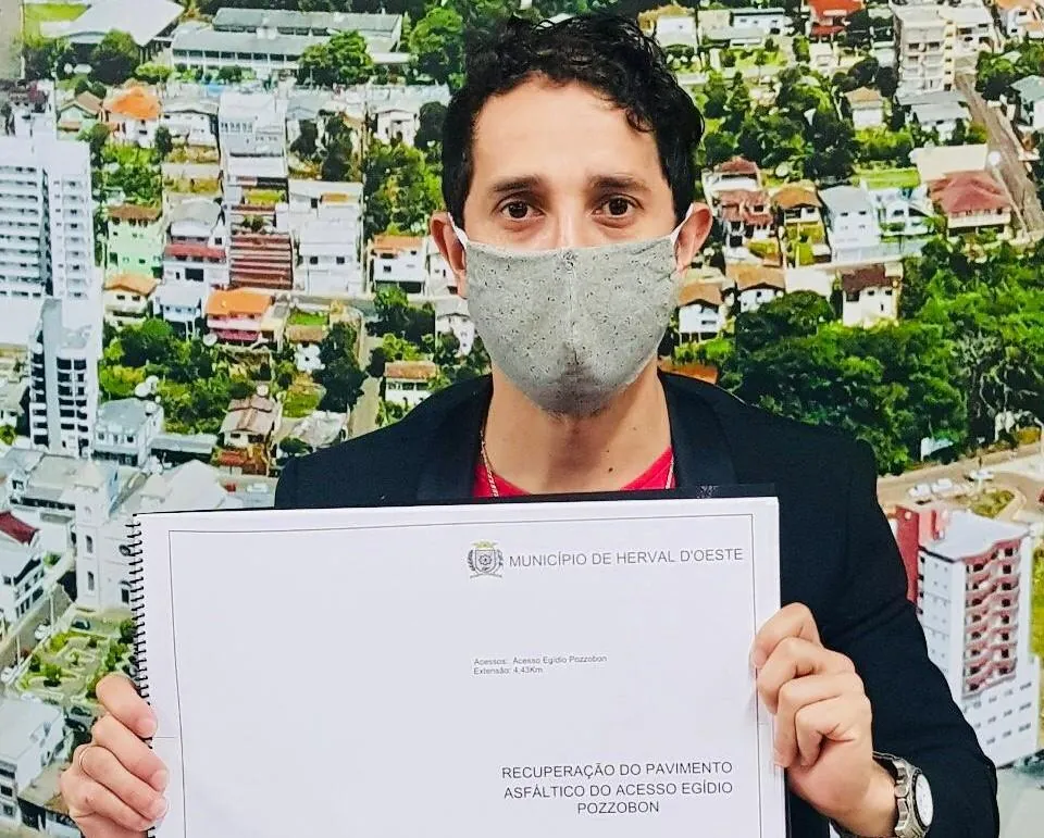 Presidente da Câmara de Vereadores, Sérgio, comemora a assinatura da ordem de serviço para a revitalização do Acesso Egídio Pozzobon