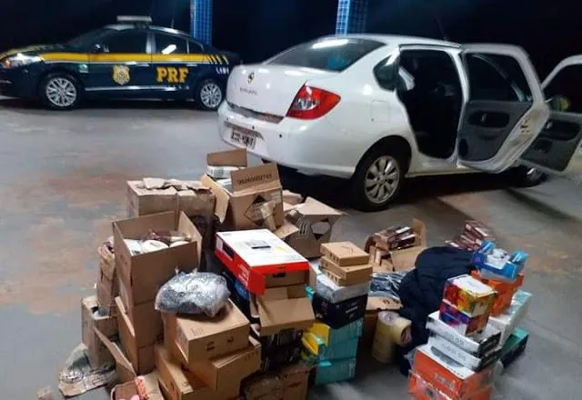 PRF flagra automóveis com cigarros contrabandeados e mercadorias importadas ilegalmente na BR 282