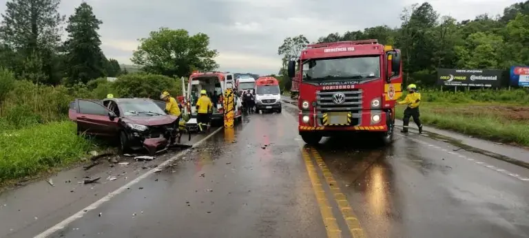 Mulher é ejetada de veículo após colisão frontal na BR-282, em Joaçaba