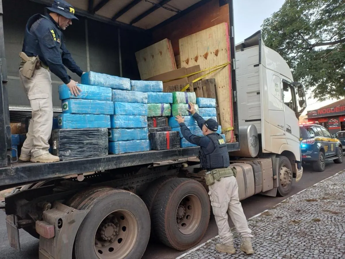 Caminhoneiro de Herval d’Oeste é preso com quase 2 toneladas de maconha