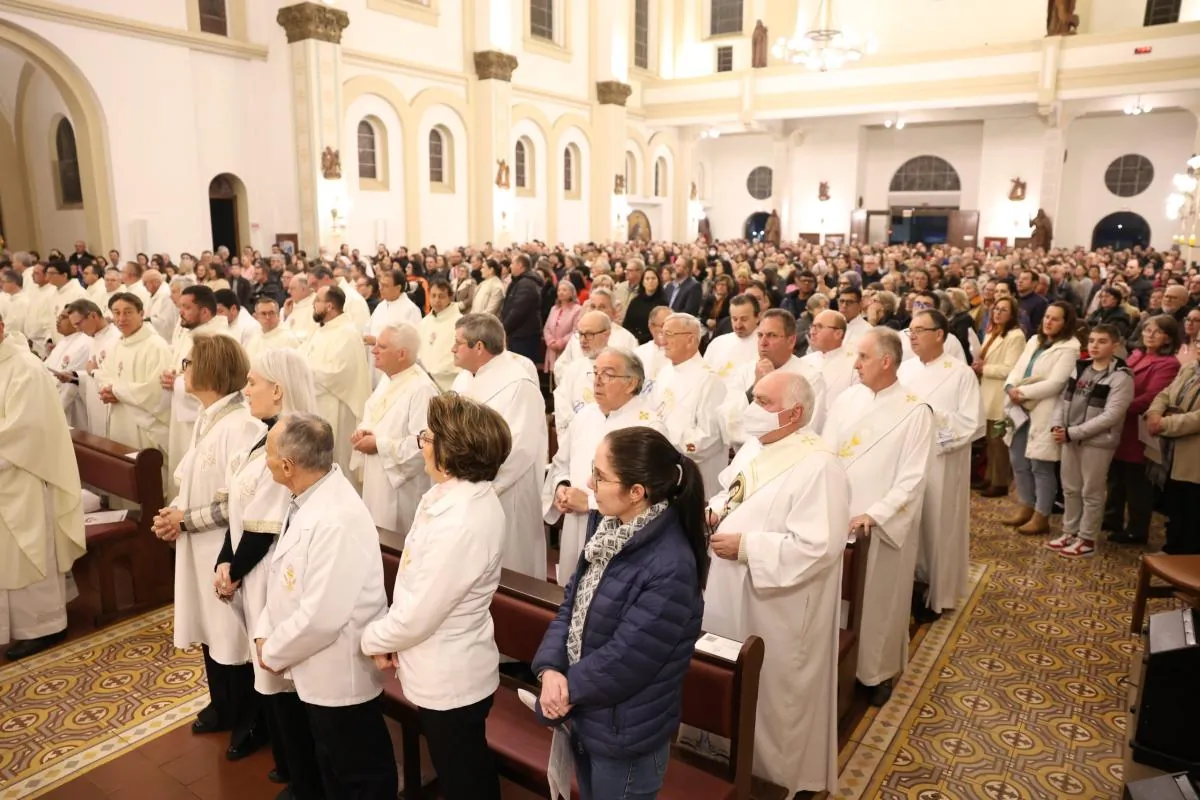 Entronização das relíquias de Santa Teresinha do Menino Jesus, São Luís e Santa Zélia emociona Diocese de Joaçaba