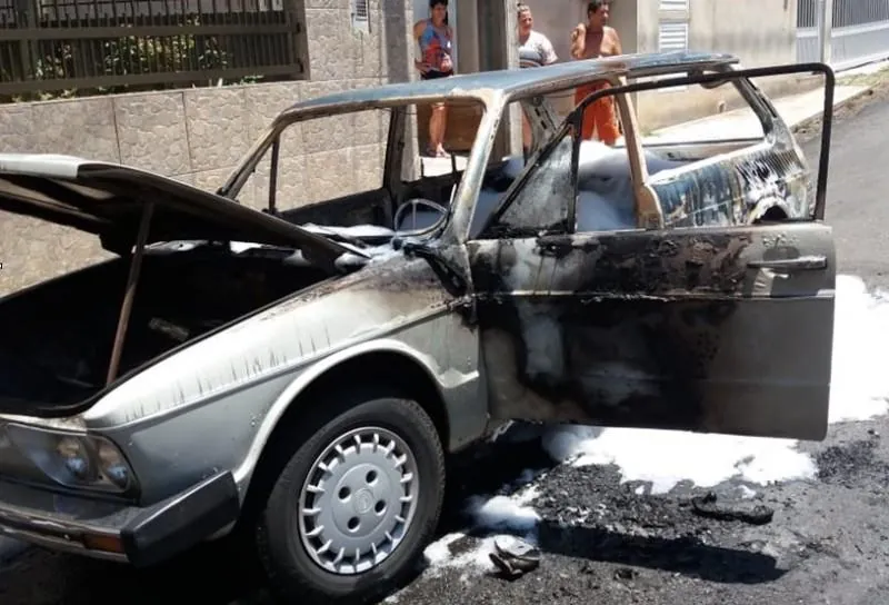 Carro pega fogo e fica destruído em Herval