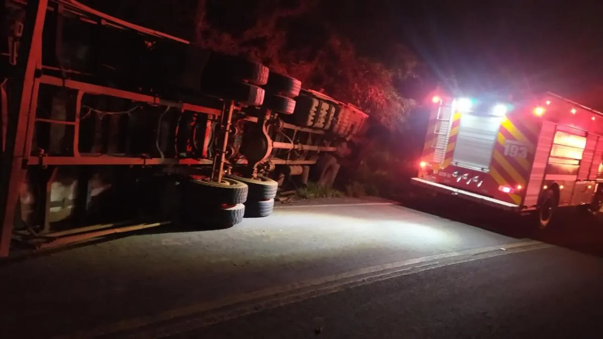 Motorista de caminhão fica ferido após tombamento na SC-390