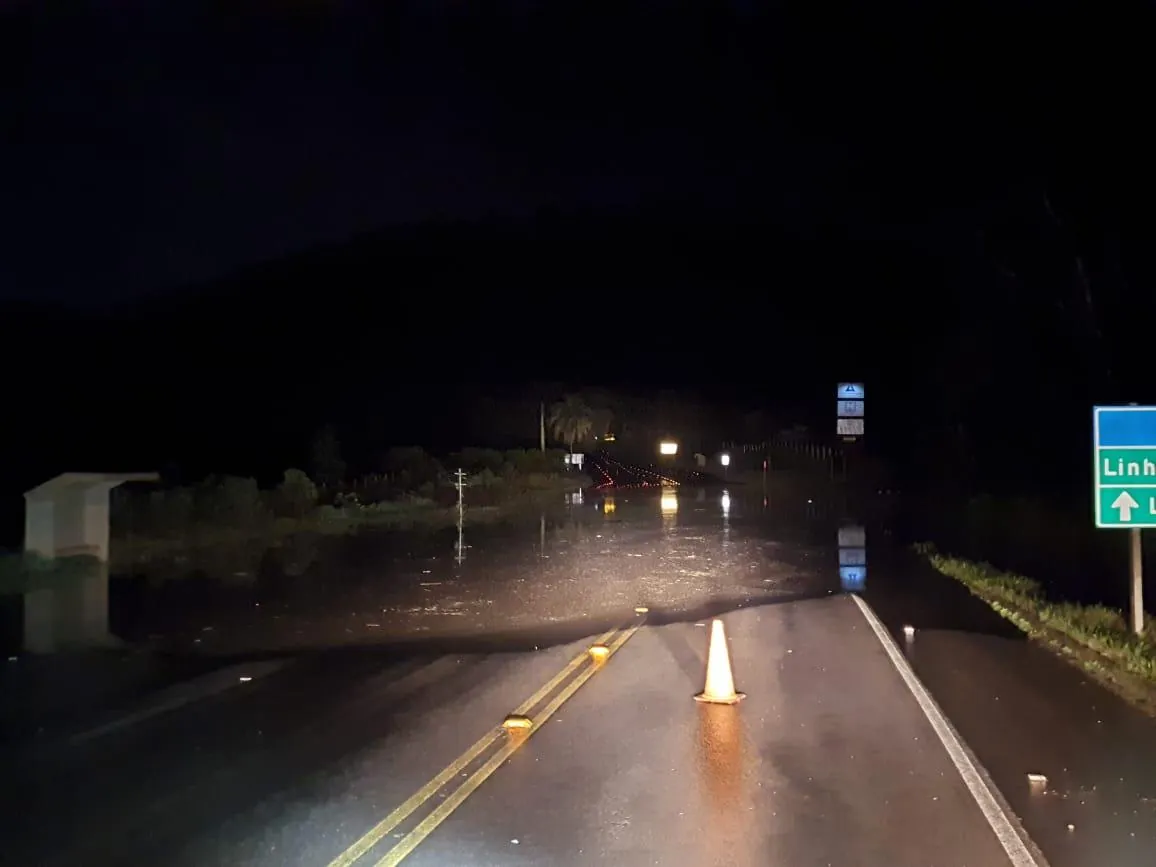 Rodovia SC-453, entre Luzerna e Ibicaré, é interditada após água invadir a pista