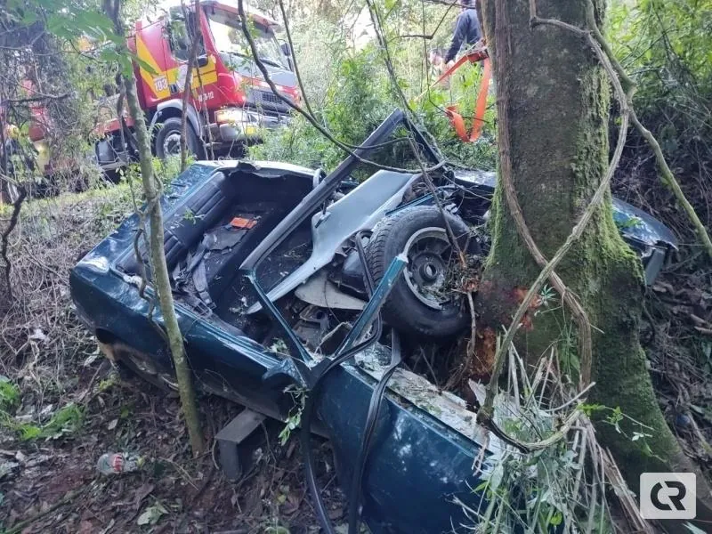 Colisão em árvore deixa motorista preso às ferragens em Herval D’ Oeste