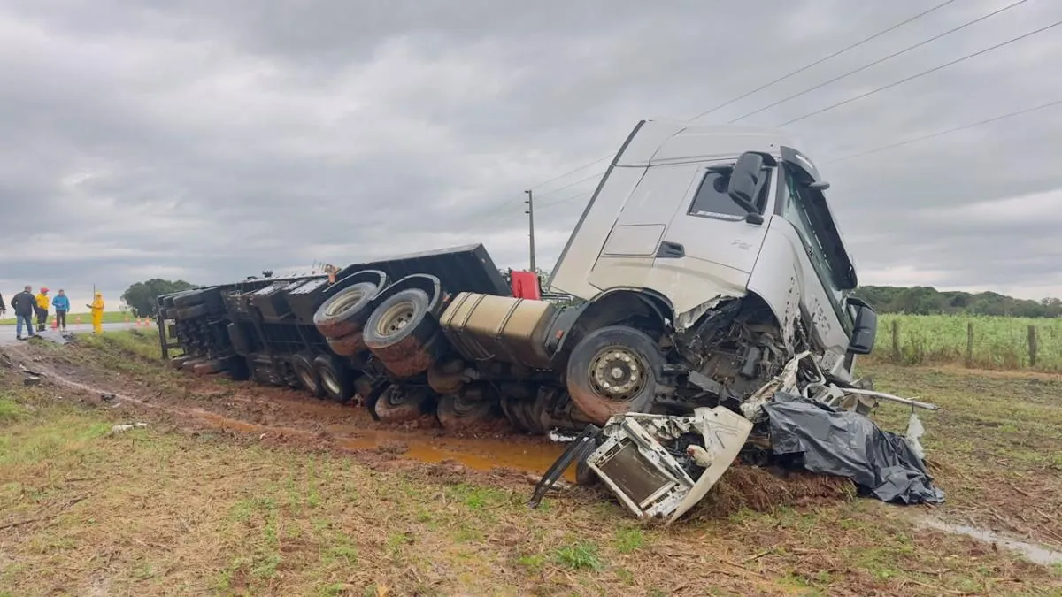Cinco ocupantes de veículo de Capinzal morrem em grave colisão com caminhão na BR-470, em Campos Novos