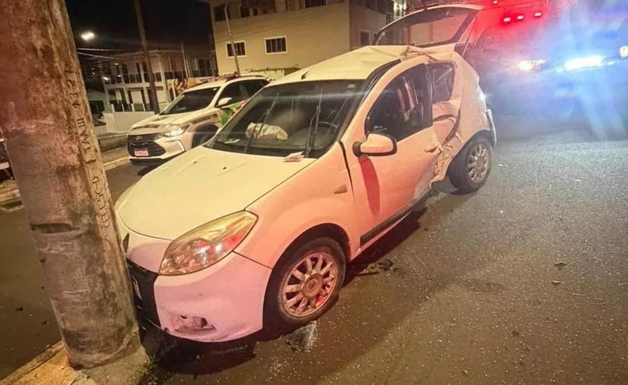 Mulher morre ao colidir contra poste