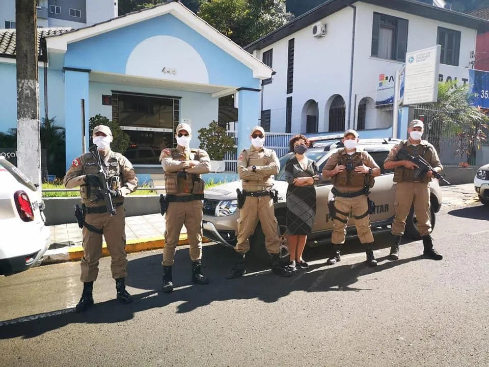PM recebe 500 máscaras doadas por moradora de Joaçaba