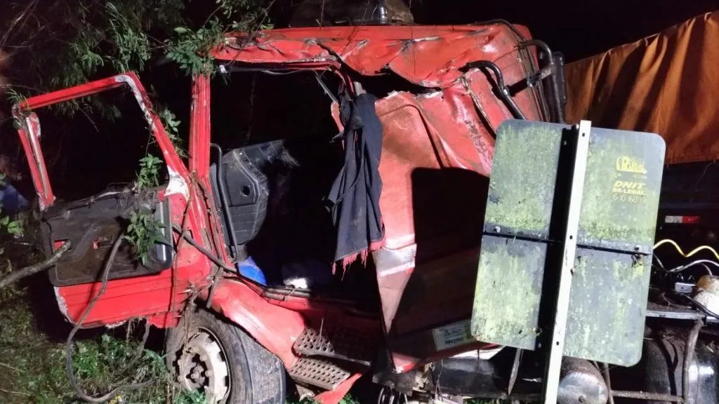 Acidente deixa motorista preso às ferragens na BR-282