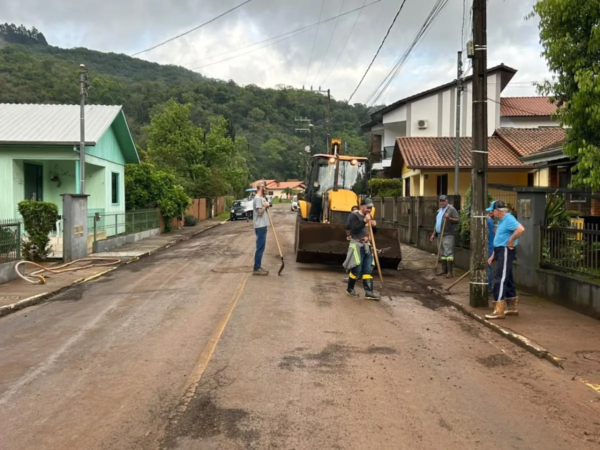 Prefeitura de Luzerna realiza limpeza de ruas e residências afetadas pelas chuvas