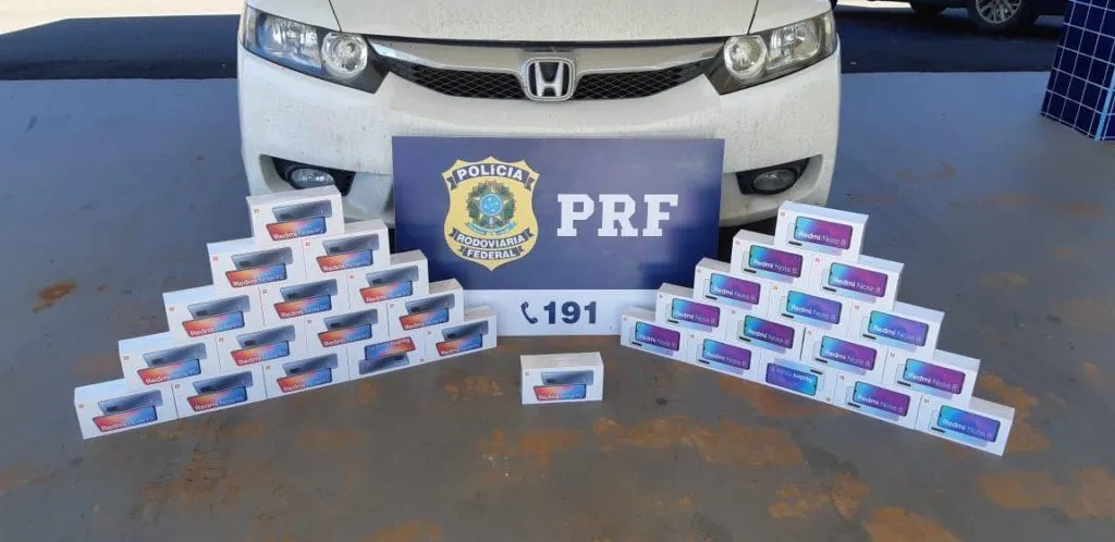 PRF apreende 31 celulares dentro de veículo que voltava de Foz do Iguaçu