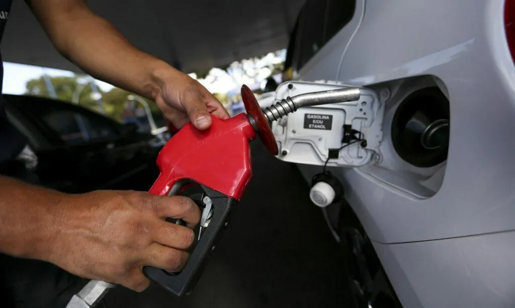Brasília – Postos de combustíveis ajustam os preços e repassam para o consumidor o aumento da alíquota do PIS e Cofins pelo litro da gasolina(Marcelo Camargo/Agência Brasil)