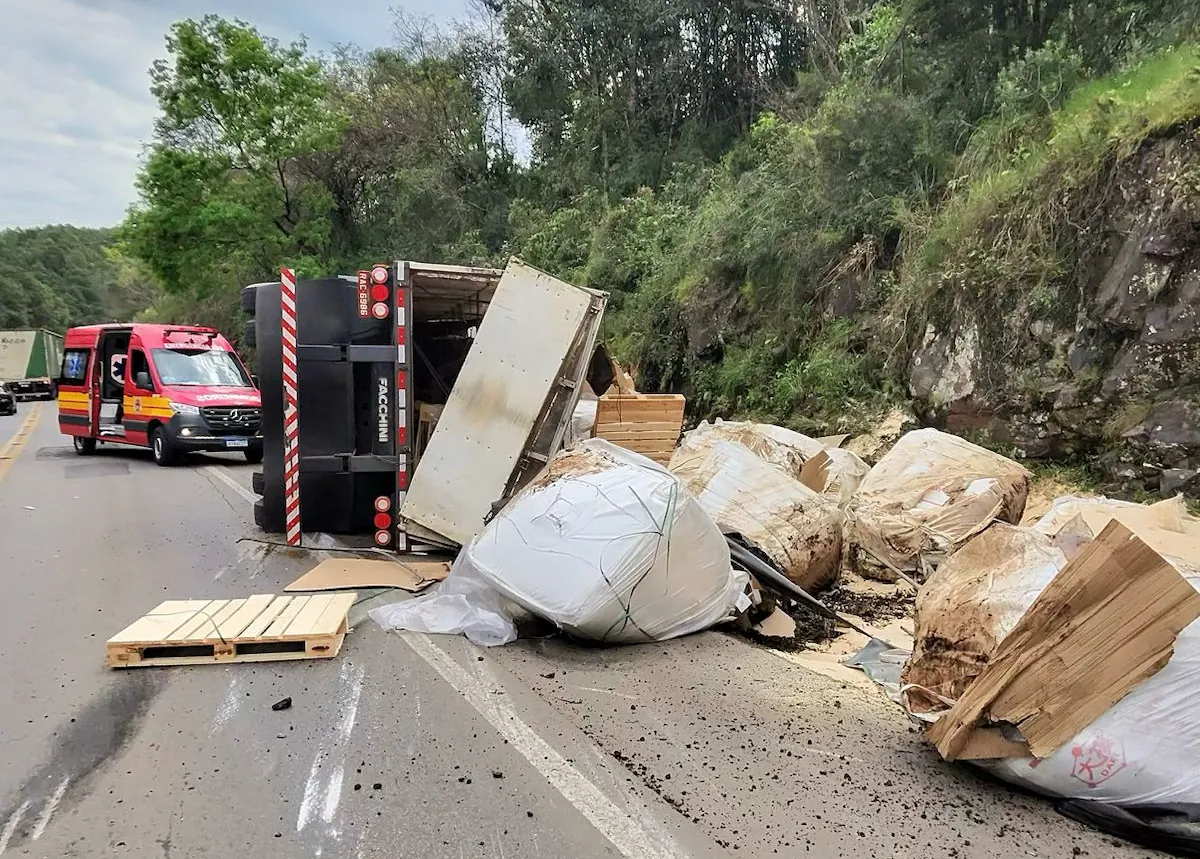 Motorista fica ferido após caminhão tombar na “Curva do Passat” na BR-282, em Herval d’Oeste
