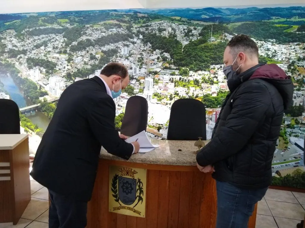 Prefeitura de Herval d’Oeste assina ordens de serviço para sinalização de trânsito nas ruas do centro e de pavimentação asfáltica da estrada geral de Serra Alta