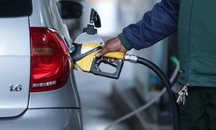 Petrobras faz 1ª redução do ano no preço da gasolina
